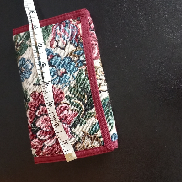 Vintage Floral Trifold Wallet with Coin purse and Key Chain - Picture 15 of 16